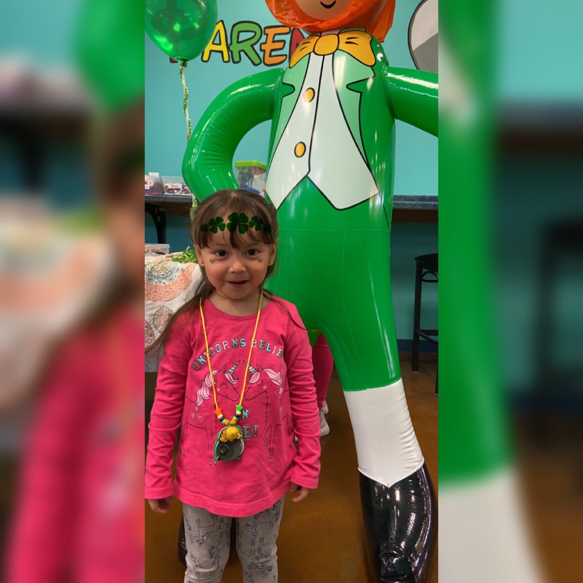 TXKids_Dental's tweet photo. Your smile is worth more than a pot o’ gold 🤠🍀🌈 our Joe Battle location has a swell time teaching the kiddos how to make their very own St.Patricks day necklaces yesterday 💚 #tkdc #joebattle #smiletexasstyle #craft #stpatricksday https://t.co/i6f8lfkUNP