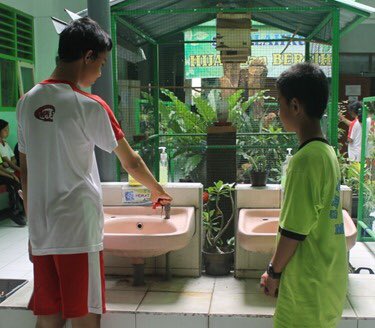 ratihromadhoni's tweet photo. Aksi konservasi air di lingkungan SMP Negeri 5 Madiun https://t.co/biJYWNF1Vq