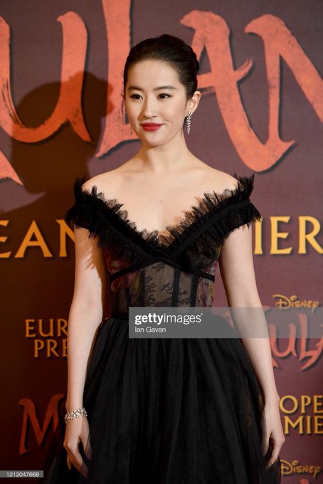 Mulan European premier ES9DzE_U4AI8ISy?format=jpg&name=small