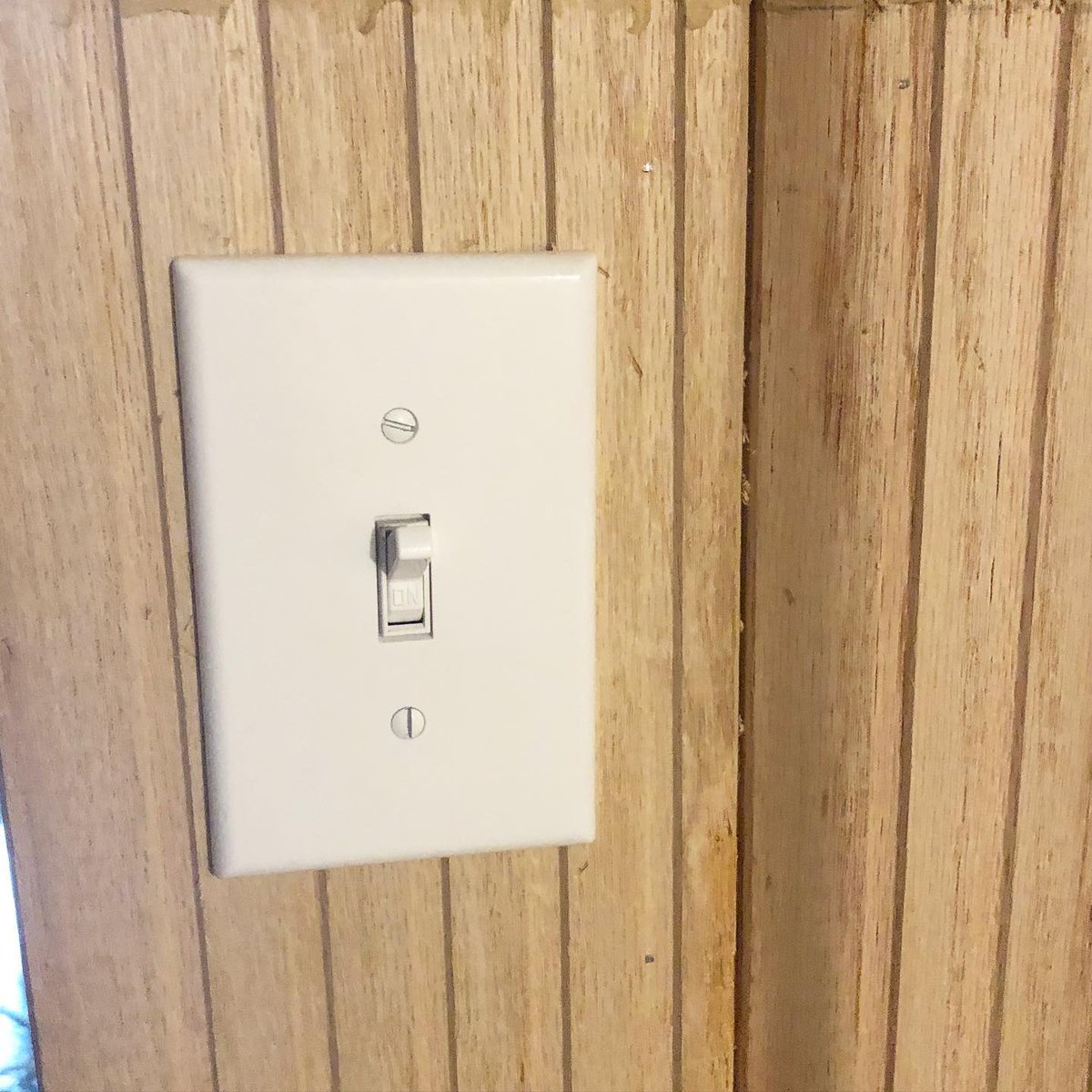 BestATLElectric's tweet photo. Happy Thursday, everyone!

From the outside, this switch looks to be normal, right? Well sometimes you never know what you’re going to find! This is a huge code violation and safety hazard by not having a proper junction box installed. #arcangelelectric #atlantaelectrician https://t.co/tn2QqhYZDJ
