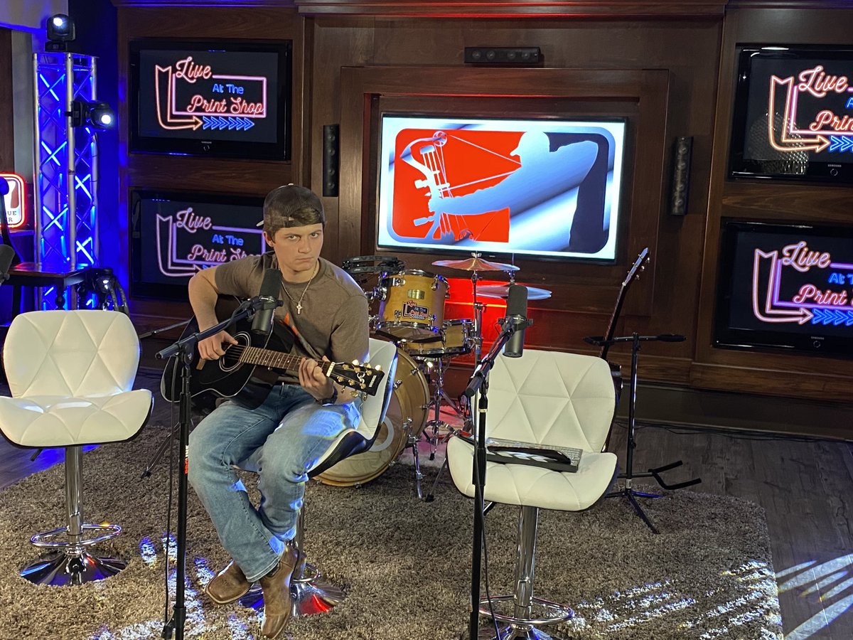 ⁦@mlbhunter⁩ new producer ⁦@colinperry157⁩ is just full of surprises! Today after me ⁦@RealCJ10⁩ & ⁦@bdanker⁩ finish tv stuff, I caught him playing guitar & it actually looked/sounded “almost” like a real acoustic set for the ⁦@PrintShopLive⁩ series!