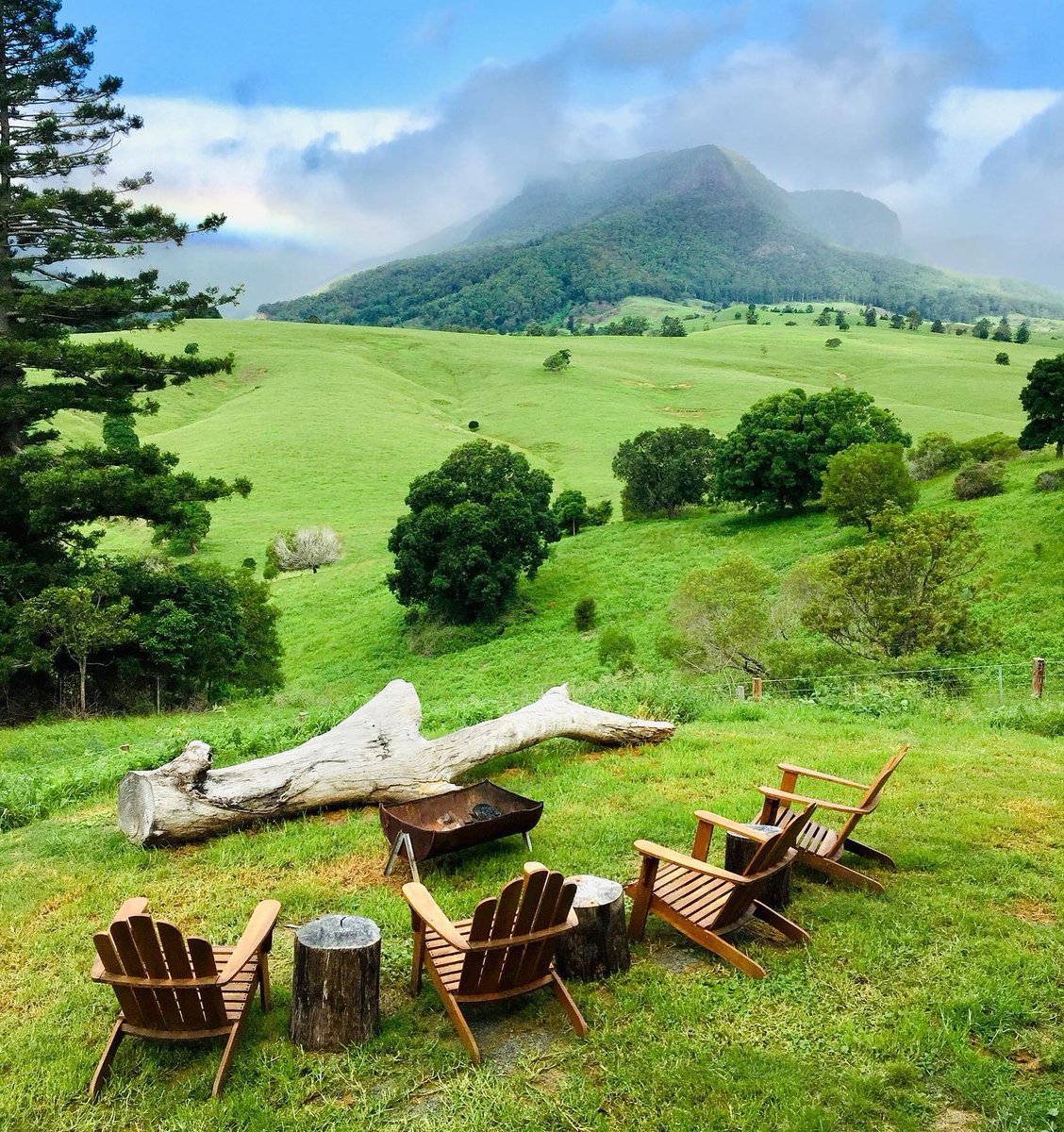 Well, we certainly wouldn't mind a weekend at Worendo Cottages in the Lost World Valley 😍 Lush, green pastures, views of the surrounding mountains and an incredible cooking school. Discover all of the Brisbane region's iconic stays 👉 bit.ly/BrisbaneRegion… #thisisbrisbane