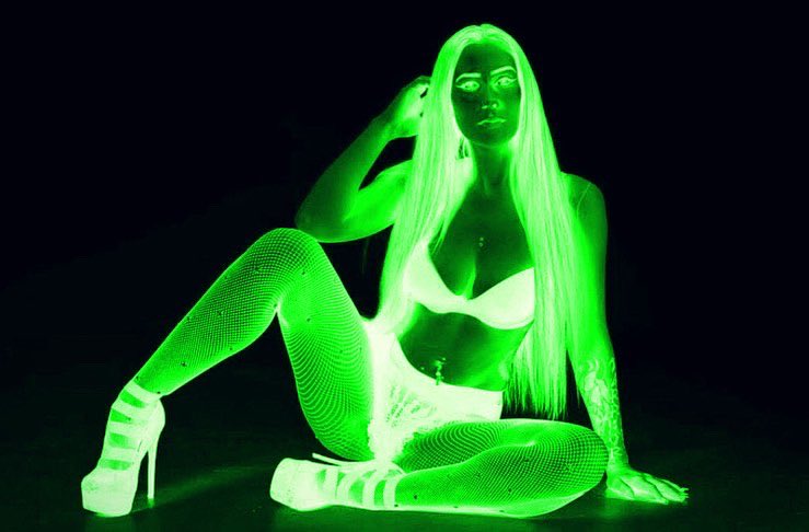 LilMamaRollsUp's tweet photo. ๐ง๐ปโ๐ค๐ง๐ปi'm green, da ba dee da ba daa.. taking old #throwbacks & playing with them ๐ the second picture is #noedit ! #Dmvmodel #dmvmodels #vamodel #vamodels #virginiamodel #virginiamodels https://t.co/M3iMmPN9r1