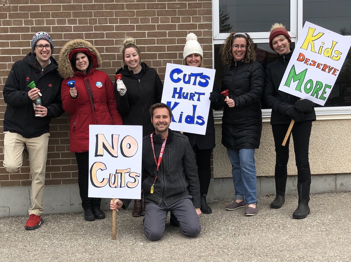 Ross R MacKay PS standing proud again today!  ⁦@Sflecce⁩  It’s time to reach a deal and stop these deep cuts to our most vulnerable students.  #ETFOstrike #ETFOstrong #ugetfo #CutsHurtKids #Istrikebecause