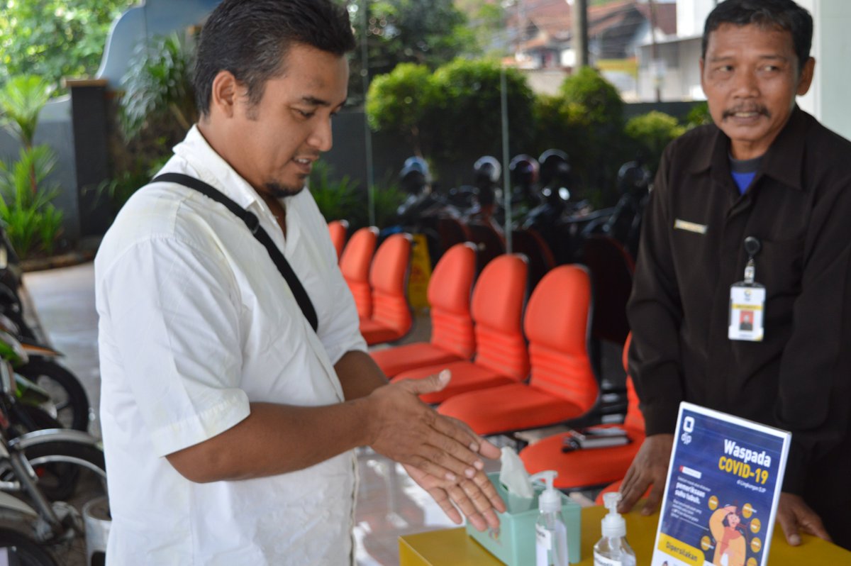 pajakjepara's tweet photo. Sebagai upaya preventif terhadap penyebaran Coronavirus Disease 2019 (Covid-19) di lingkungan kerja, mulai hari ini (13/03) KPP Pratama Jepara melakukan pengecekan suhu tubuh kepada #KawanPajak dan pegawai yang akan memasuki gedung KPP Pratama Jepara. https://t.co/QR9m0YTe4S