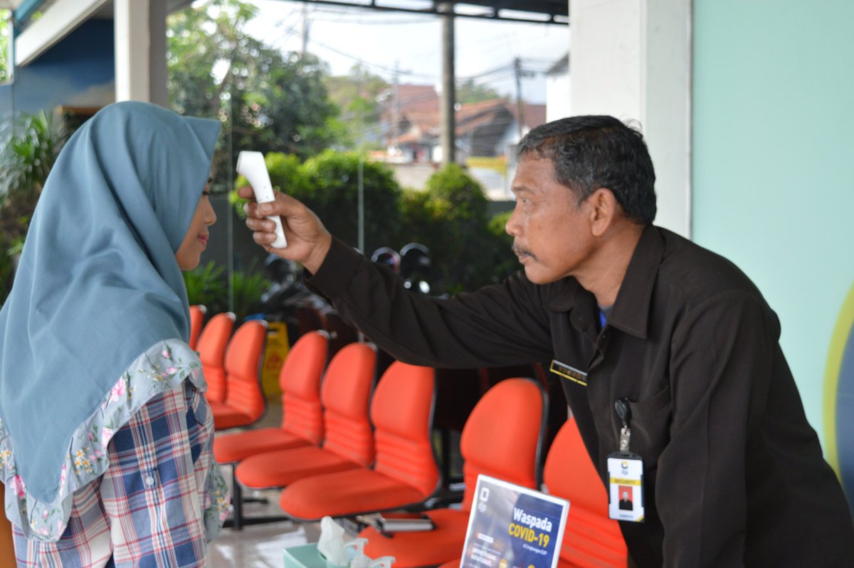 pajakjepara's tweet photo. Sebagai upaya preventif terhadap penyebaran Coronavirus Disease 2019 (Covid-19) di lingkungan kerja, mulai hari ini (13/03) KPP Pratama Jepara melakukan pengecekan suhu tubuh kepada #KawanPajak dan pegawai yang akan memasuki gedung KPP Pratama Jepara. https://t.co/QR9m0YTe4S