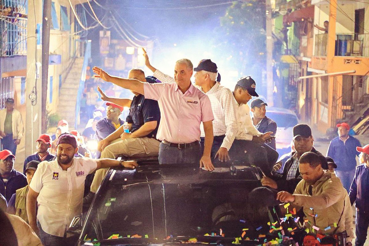 GonzaloCastillo's tweet photo. #GonzaloCastillo marcha con líderes y candidatos a cargos municipales de San Cristóbal porque quieren trabajar por el bienestar y más oportunidades para los dominicanos.

#EquipoRedesGonzalo
#GonzaloPresidente #aTrabajar #MásOportunidadesParaTodos  #SanCristóbalEsDeGonzalo https://t.co/dcm7ZnFVOK