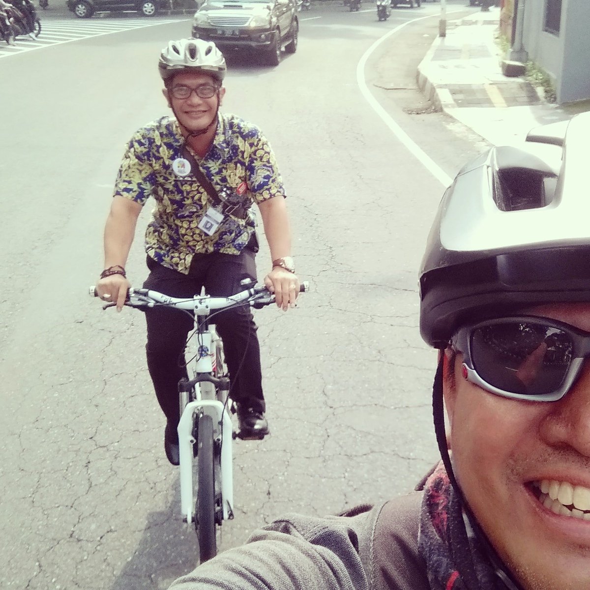 masyoga's tweet photo. #jumatbersepeda pagi ini bersama sekretaris @dishubkotamgl menuju tempat rapat. Terima kasih sudah bersepeda,#bergerakbersama wujudkan #magelangramahpesepeda. #segosegawemagelang #MagCylist #moncerserius2020 #ayobersepeda #bike2work #b2w #b2work #solusitanpapolusi https://t.co/YQL6iEAkQ0