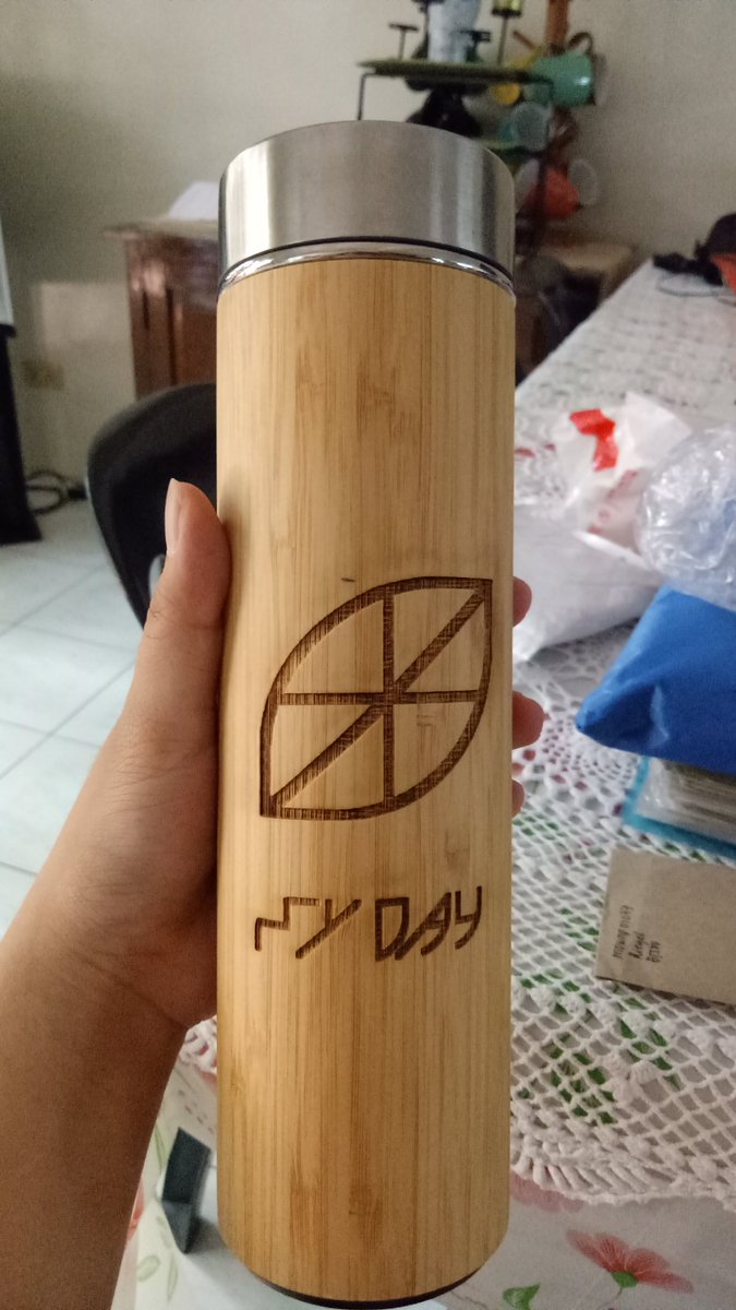 JustADay6Stan's tweet photo. Pinalalamove ko from dorm para makuha ko na. Haha. Thank you so much @mdwnproject @claudefangirls Super ganda ng tumbler and cute ng freebies!! ๐ Worth it yung isang linggo kong di pagkain. Chos! ๐ https://t.co/uoH61lQ3VX