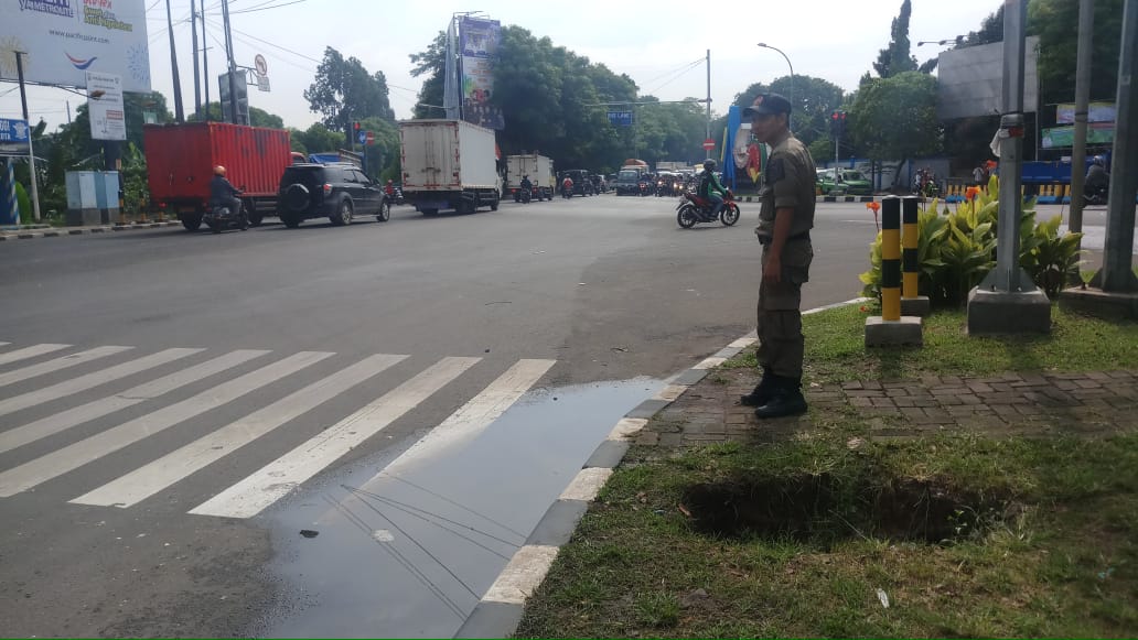 PAM kawasan lampu merah SMPN 5 jln daan mogot
kondisi terpantau steril dari pengamen situasi kondusif <a href="/Kota_Tangerang/">KOTA TANGERANG</a> #TangerangAYO #TangerangLIVE
