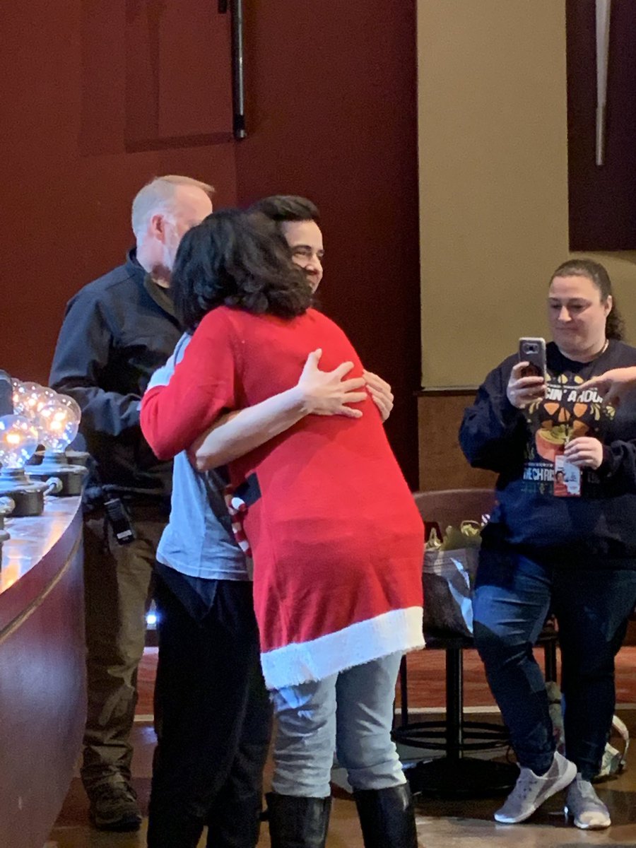peacesignpam's tweet photo. Sometimes we just need a hug 🤗 https://t.co/qMxi4yBxyF