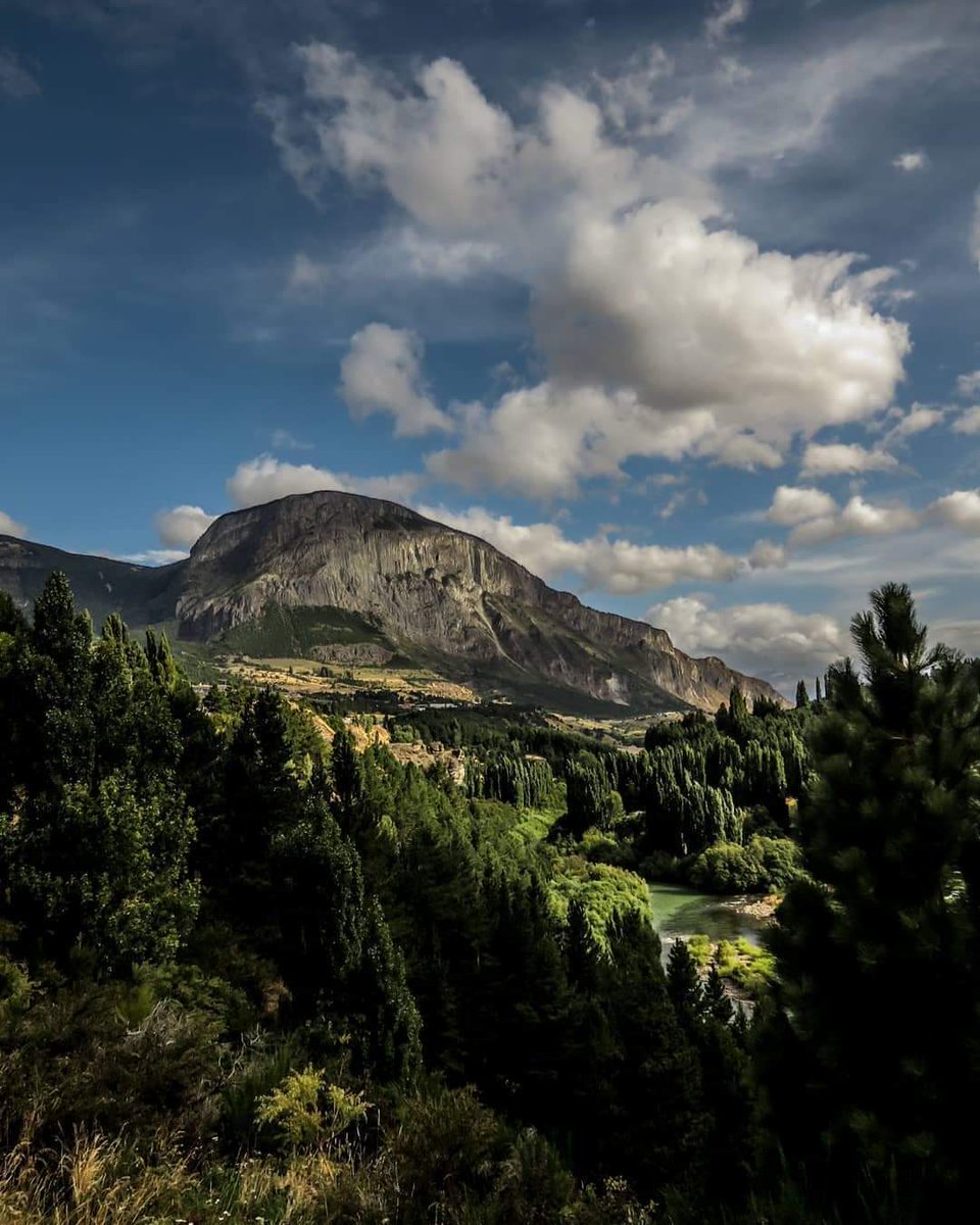 TurismoEnChile's tweet photo. 🤠 Si lo que buscas es llevar al límite tus sentidos y conectarte con tu lado salvaje, anímate al trekking o la escalada en el Cerro Mackay en Coyhaique. 🤠
#TurismoEnChile 🇨🇱 https://t.co/UeZhtvvlD6