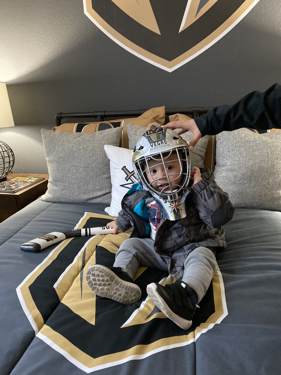 helloooahyin's tweet photo. Because there's no #Hockey until further notice #VegasBorn #vegasgoldenknights @GoldenKnights https://t.co/Wsf5ahfgTe