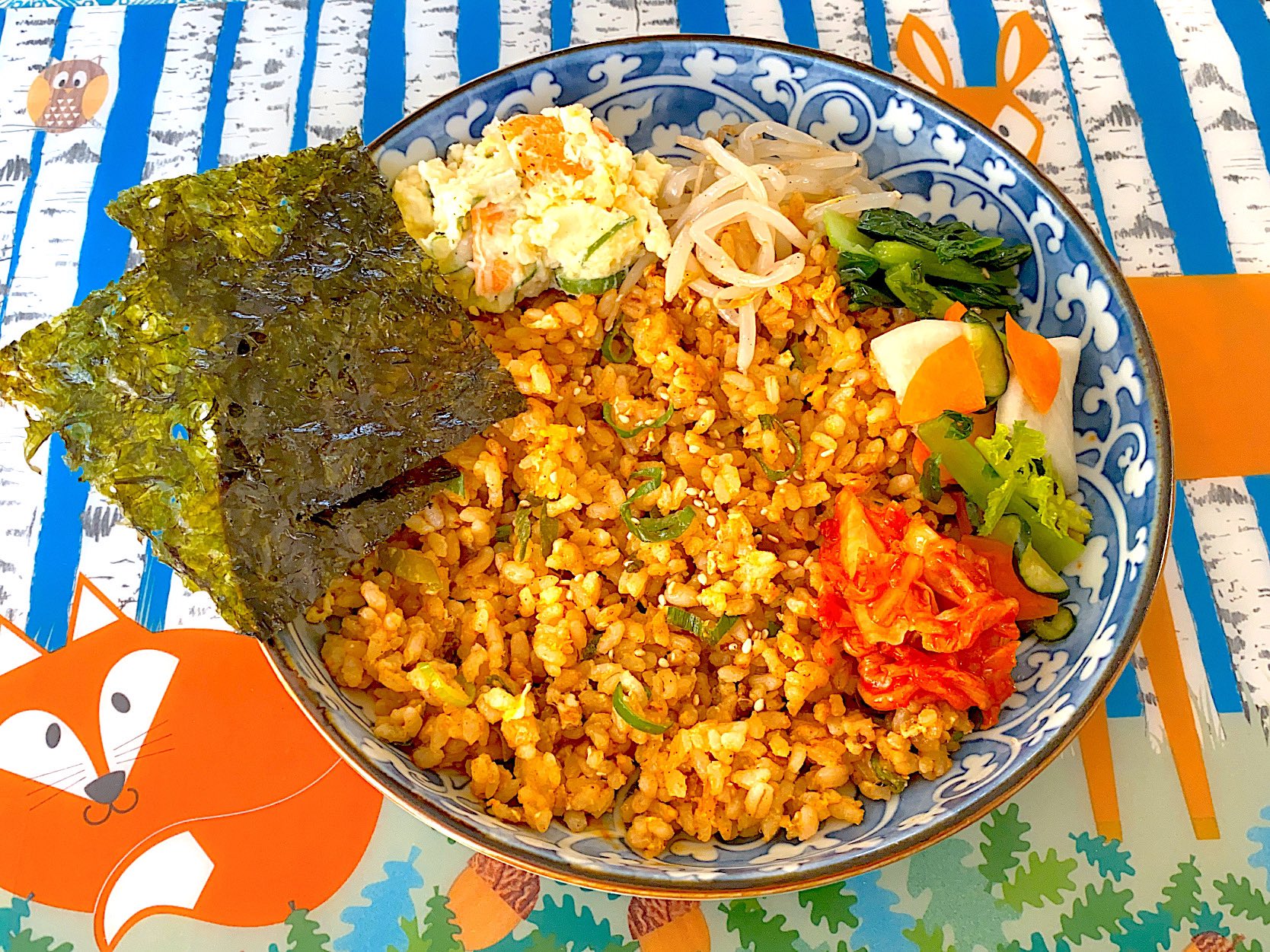 はる ポックンパと 常備菜全開のランチ たぁーんと食べなっせ おうちごはん Lunch ポックンパ もやしナムル 小松菜ナムル キムチ 浅漬け ポテトサラダ 韓国海苔 わかめスープ Twitter家庭料理部 T Co