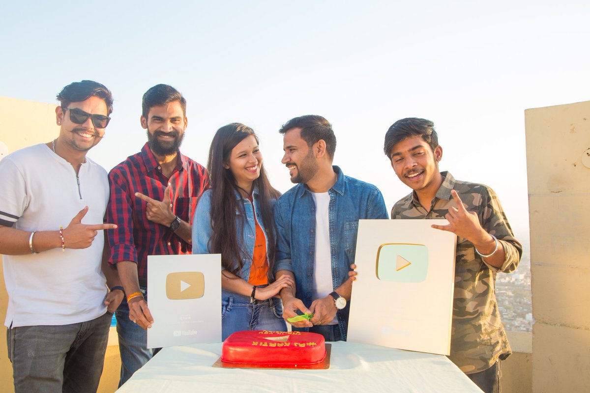 Rjkartik's tweet image. Celebrated #GoldPlayButton with my Loved ones ❤️ Thank you so much everyone for all the Love 🙏 ये Award Gurudev, Family, Parents, Mentors, Friends और आप सबके नाम ❤️ हर सोमवार देखते रहिए मेरे साथ नई कहानी और हाँ कर दिखाओ कुछ ऐसा कि दुनिया करना चाहे आपके जैसा 🎉  @YouTubeIndia