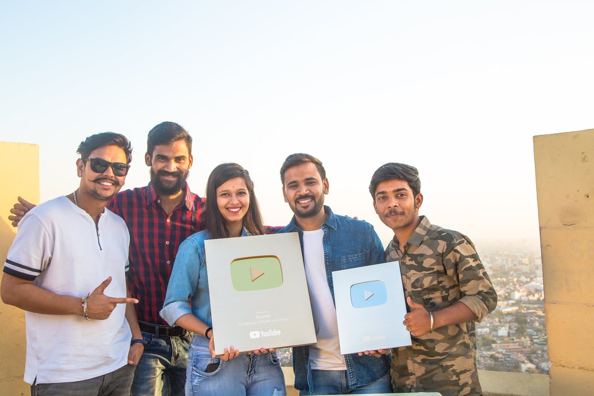 Rjkartik's tweet image. Celebrated #GoldPlayButton with my Loved ones ❤️ Thank you so much everyone for all the Love 🙏 ये Award Gurudev, Family, Parents, Mentors, Friends और आप सबके नाम ❤️ हर सोमवार देखते रहिए मेरे साथ नई कहानी और हाँ कर दिखाओ कुछ ऐसा कि दुनिया करना चाहे आपके जैसा 🎉  @YouTubeIndia