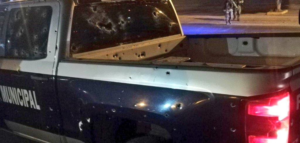 MagazineTV_MZTV's tweet photo. #Balacera en #Celaya
Alrededor de las 7:40 de la noche, un grupo armado atentó contra una patrulla de la Policía Municipal de la localidad guanajuatense. 
En el ataque falleció el coordinador operativo de la policía municipal; se reportan al menos dos elementos más heridos. https://t.co/FWLb18oOy0