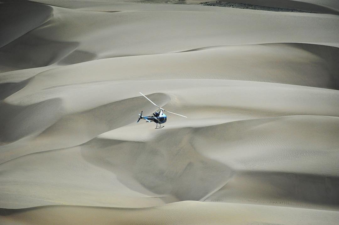 letsDiscoverke's tweet photo. The breathtaking sand dunes in the Suguta Valley. Also it seems like this is where the big boys go to fly their birds 😍

Photos Courtesy! https://t.co/Yj19KbFL5d