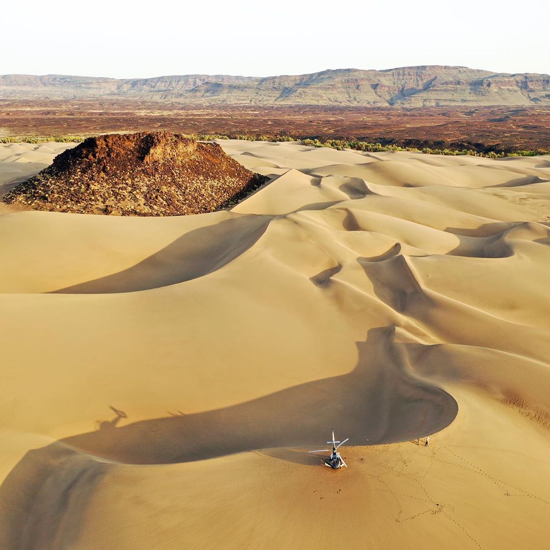 letsDiscoverke's tweet photo. The breathtaking sand dunes in the Suguta Valley. Also it seems like this is where the big boys go to fly their birds 😍

Photos Courtesy! https://t.co/Yj19KbFL5d