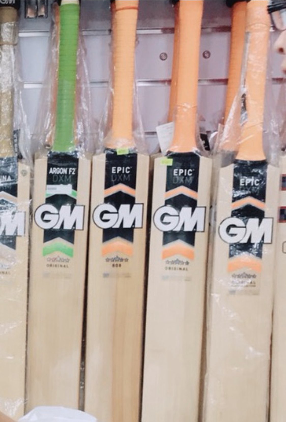 Wyverns Cricket Club クリケットの道具達 主にボール バット ウィケットを使用します ボールは大体野球の硬球位の硬さをしています バットは平べったくて 羽子板のような形をしています ウィケットは打者の後ろに立っている3本の棒を指し この3 Wyverns Cricket Club クリケットの道具達 主にボール バット ウィケットを使用します ボールは大体野球の硬球位の硬さをしています バットは平べったくて 羽子板のような形をしています ウィケットは打者の後ろに立っている3本の棒を指し この3