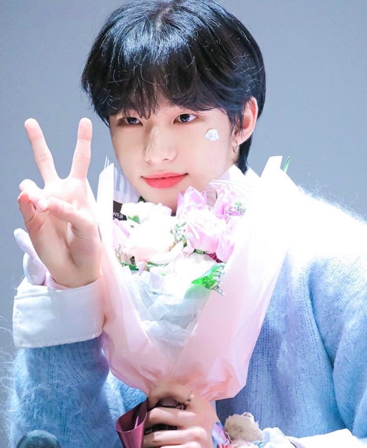 「 day 72/366 」　　　↳  #스트레이키즈  #황현진today ... was tiring :( i hope you had a better day. i love you hyunjin ^3^