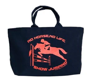 【新商品のお知らせ】
たっぷり入る大きいジップトートが入荷しました!
競馬、障害馬術、馬場馬術がデザインされています。
持ち手も丸く持ちやすいですよ!
そして仲良く並んだ馬のエコバックも発売されました。

https://t.co/S9qi2pX9sk 