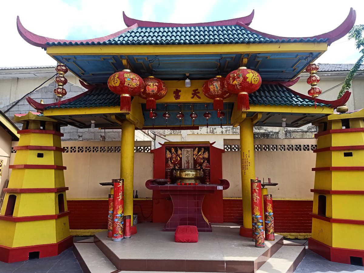 Desdiandi's tweet photo. 4. Hal unik lainnya adalah "Altar Sembahyang Kepada Tuhan" yang terlihat megah dan unik., altar tian tersebut bila disebut tiantan belum komplit, sedangkan bila hanya disebut jiao, altar itu melebihi standar pada umumnya, #bioku #HokTekChe #TanjungPandan #Belitung https://t.co/eRGsk1CYPl