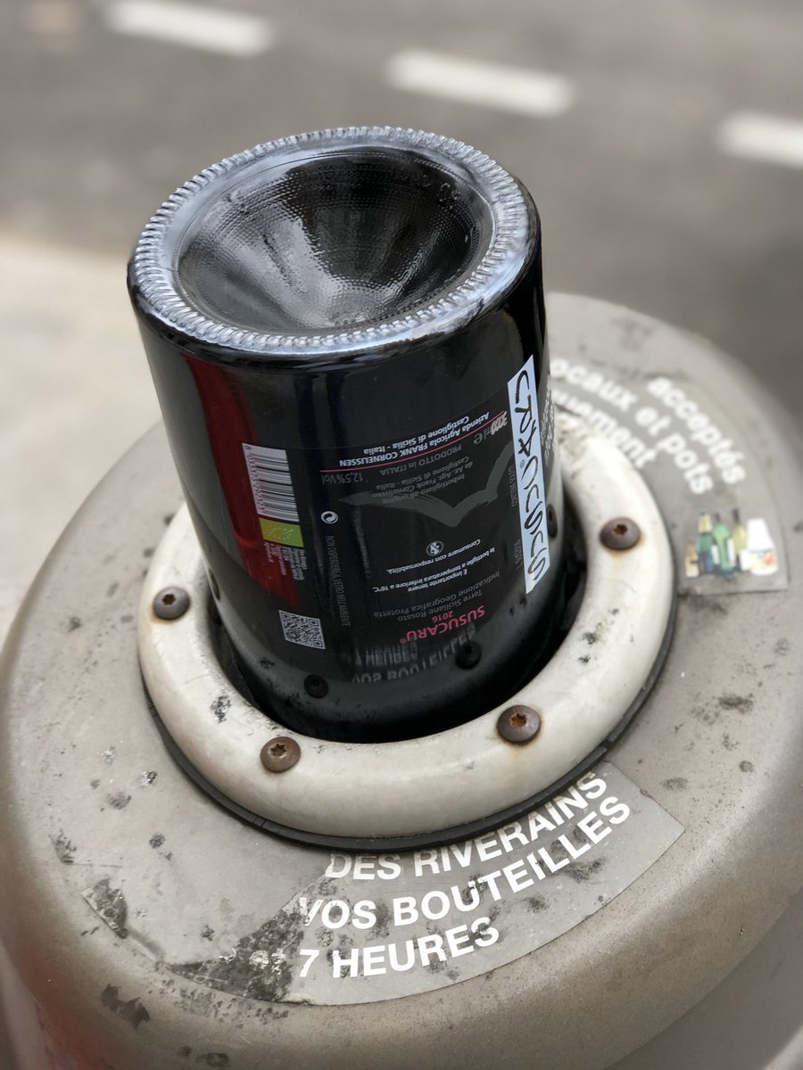 EricMorain's tweet photo. C'est pas la taille qui compte... c'est pas la taille qui compte OK, mais quand même : y'a des formats qui ne passent pas dans les bennes à verre de la ville de @Paris 
Alors on fait comment pour jéroboamer nos vies ?? https://t.co/fSZmWyqQe6