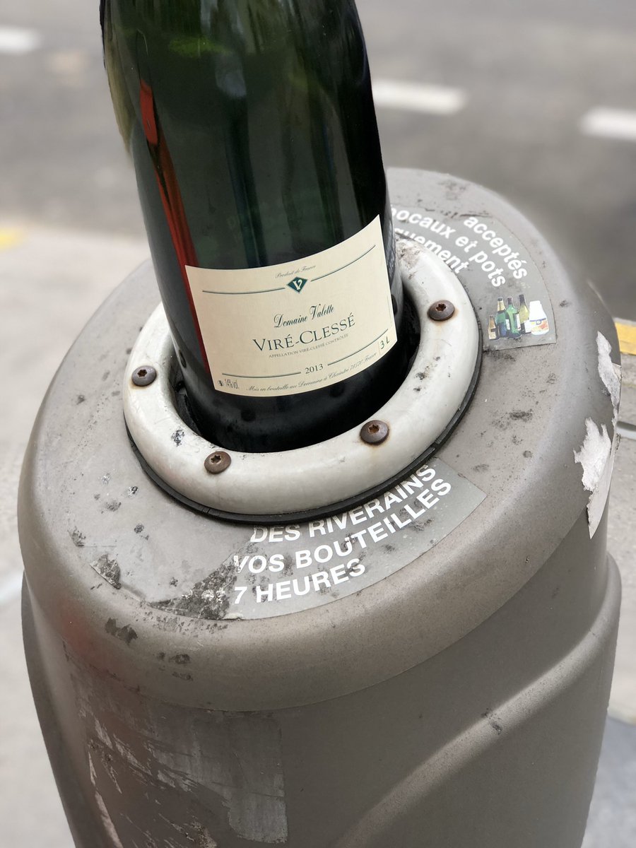 EricMorain's tweet photo. C'est pas la taille qui compte... c'est pas la taille qui compte OK, mais quand même : y'a des formats qui ne passent pas dans les bennes à verre de la ville de @Paris 
Alors on fait comment pour jéroboamer nos vies ?? https://t.co/fSZmWyqQe6
