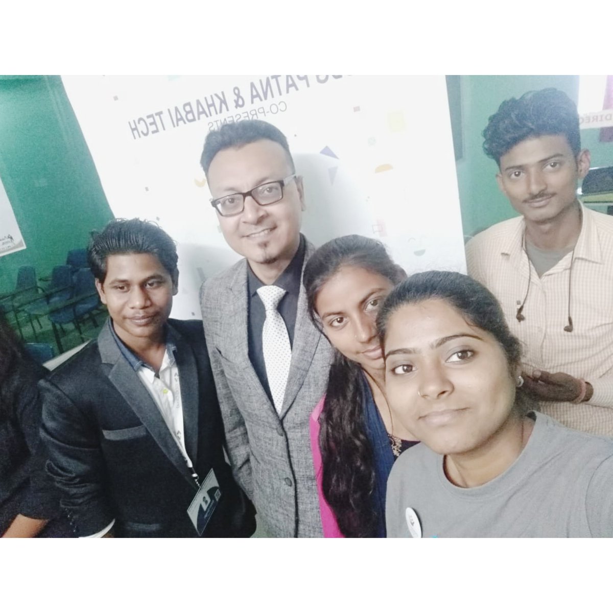 AnushCodergirl's tweet photo. On 29th February,2020,I attended a wonderful meet-up on "Exploring the World of Web" co-presented by #GDGPatna and #khabaitech
I also got a #googlebadge for answering few questions.
It was really engaging and had great connection with @manishroushan Sir.
#googlemeetup
#networking https://t.co/V0ruNrQUYi
