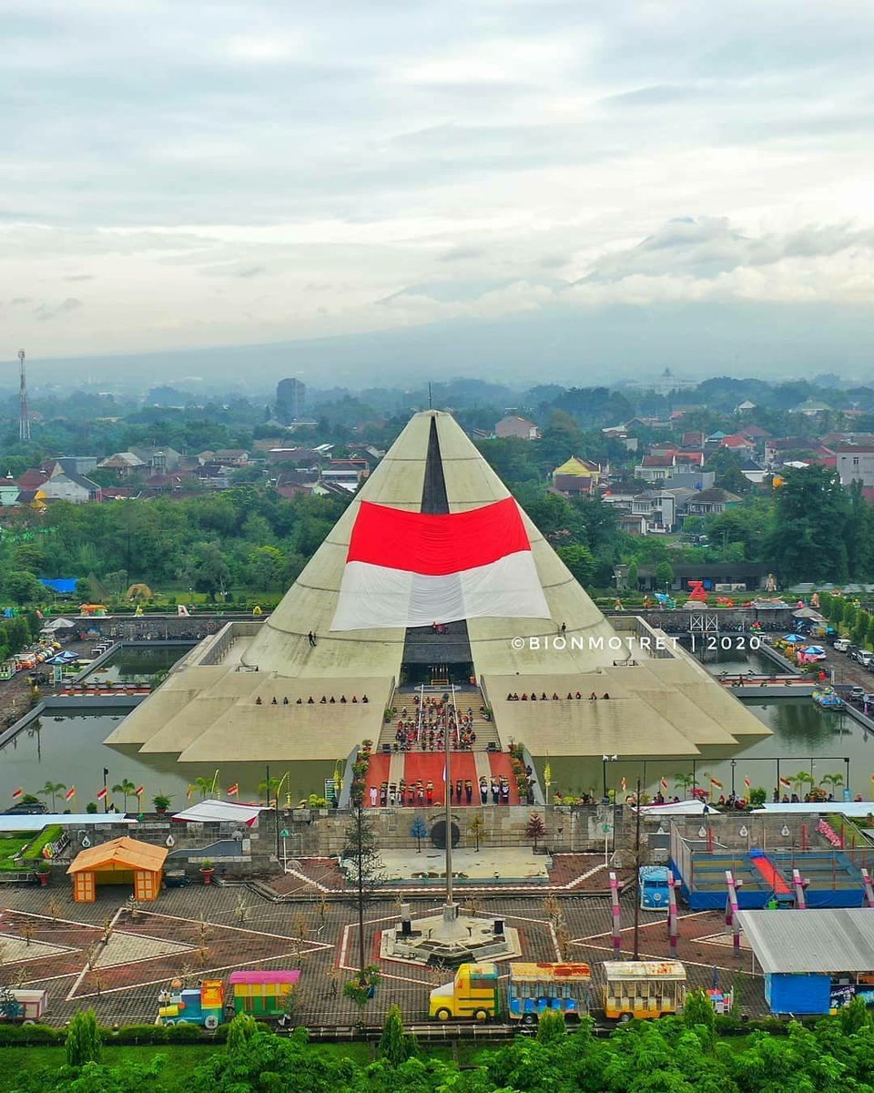 Jogja24Jam's tweet photo. Upacara pengibaran bendera Merah Putih raksasa di Monumen Jogja Kembali #monjali untuk memperingati Serangan Umum 1 Maret.
Foto oleh IG (@)bionmotret
#jogja24jam #seranganumum1maret https://t.co/EfDuLsI6E9