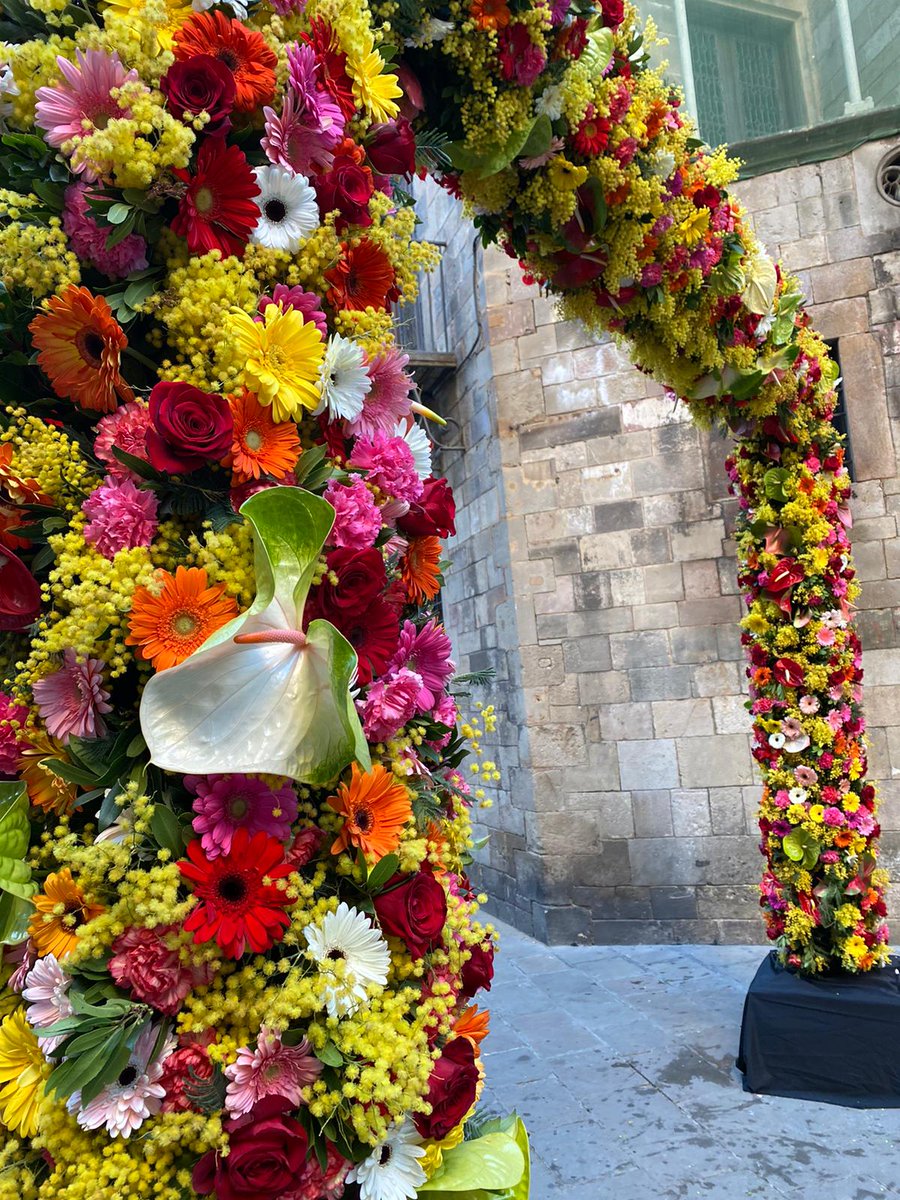 GremiFloristesc's tweet photo. Arc floral muntat! Som-hi Magic Liners!! #magicline2020 https://t.co/UHAVTHYORO