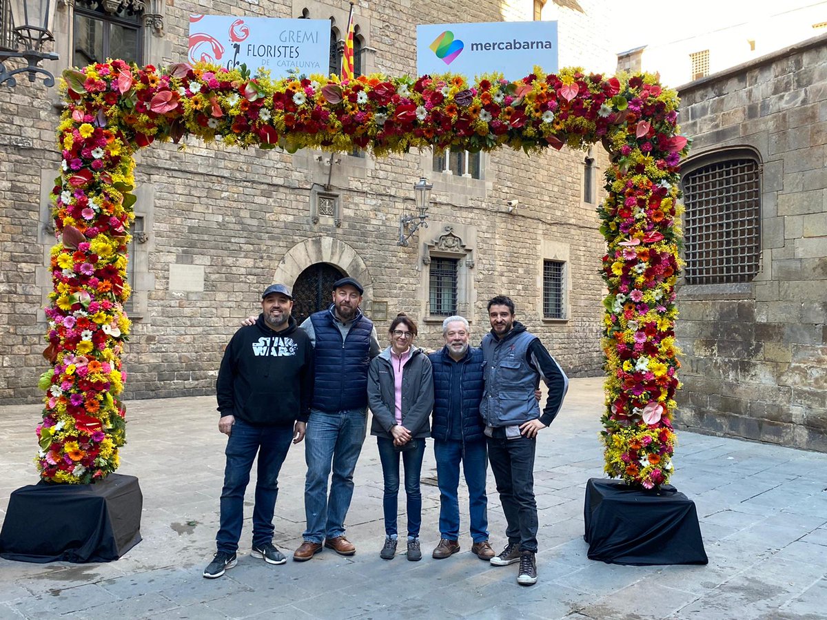 GremiFloristesc's tweet photo. Arc floral muntat! Som-hi Magic Liners!! #magicline2020 https://t.co/UHAVTHYORO