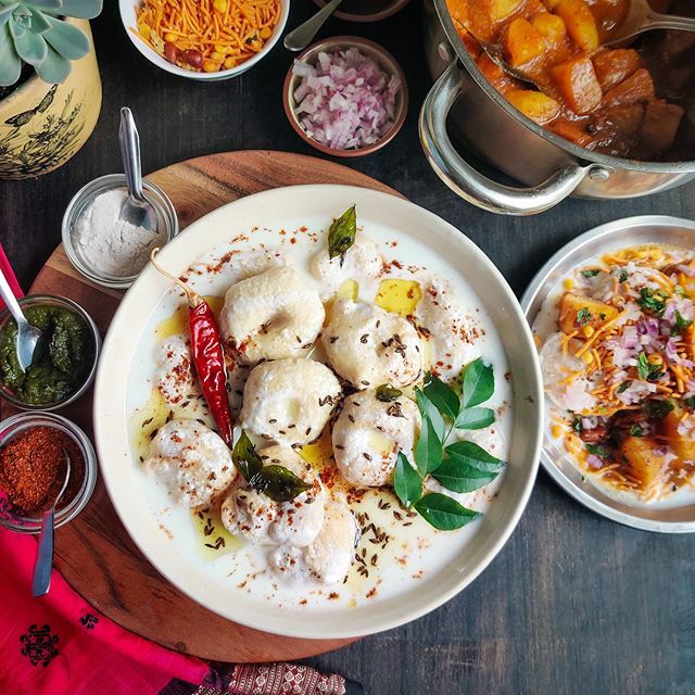 Did anyone say it's the #dahibaraaloodumdibasa ❤️? Where the fiery aloo dum meets the cool dahi vada. 
I remember my Ai would catch the local dahibara aloo dum vendor who days before I reach bhubaneswar and tell him "Mo natuni asuchi, siye asila pare sab… ift.tt/38dHBXI