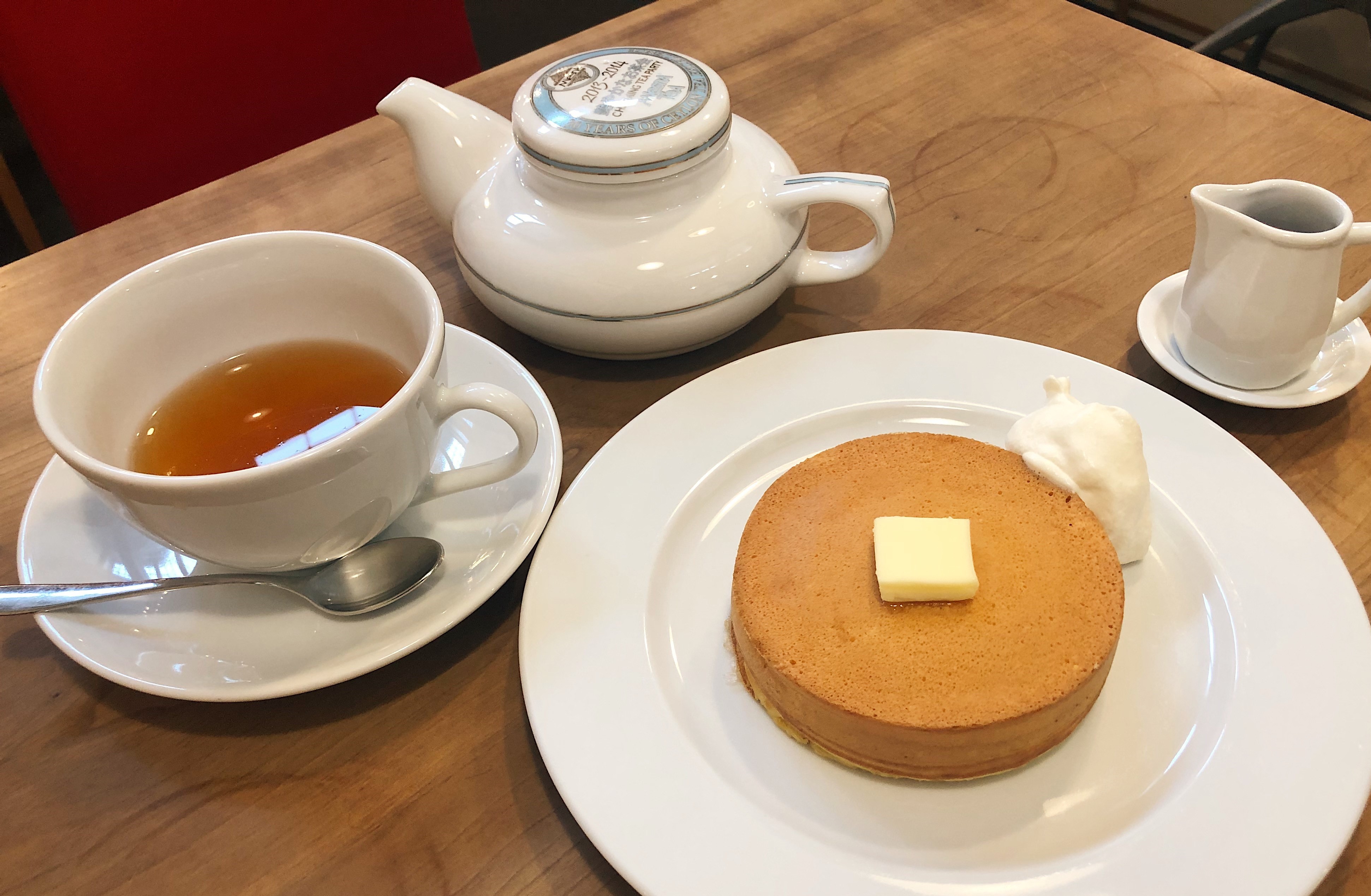 唯一無二の絶品グルメ むにぐるめ ほそつじいへえ Tea House 京都 祇園四条駅から徒歩3分 究極のパンケーキ 紅茶セットを堪能できる紅茶専門店 パンケーキは丹波産 やまぶき卵 使用で キャラメルティーソースをかける専門店ならではの