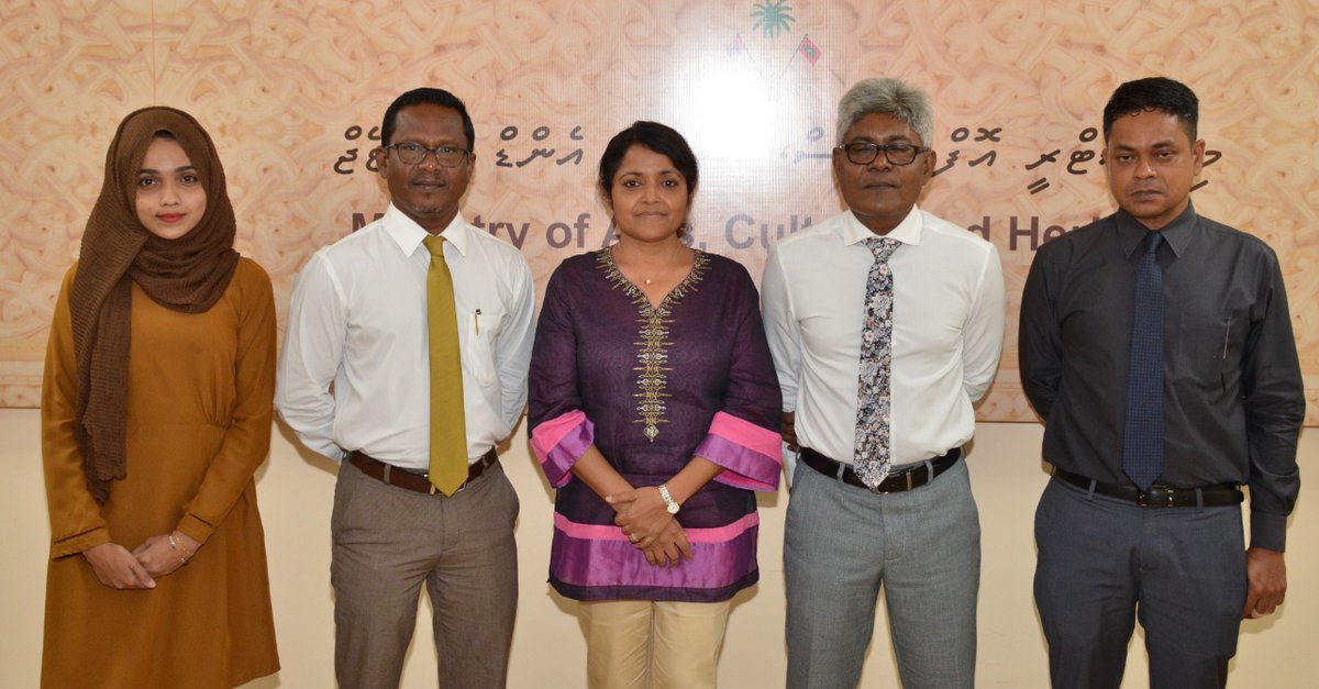މިނިސްޓަރ <a href="/yumna_maumoon/">Yumna Maumoon 🇲🇻 🤝🇵🇸</a> ، ކޮމިޝަނަރ އޮފް ސްޕޯޓްސް އަޙުމަދު ސަލީމްއާއި ބައްދަލުކުރައްވައި، ދިވެހި ސަގާފީ ކުޅިވަރުތައް ދިރުވައި، ކުރިއެރުވުމަށް ކުރެވިދާނެ މަސައްކަތްތަކާއި ގުޅޭގޮތުން މަޝްވަރާ ކުރައްވައިފި

@MoYSCEmv <a href="/sportscomv/">SportsCo MV</a> <a href="/HeritageMv/">National Centre for Cultural Heritage</a>
