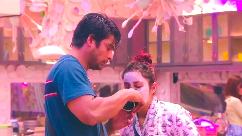TripsIsLove's tweet photo. Sidharth Shukla: Yeah, yeah we're very good friends.
Also Sidharth Shukla: *gives Sana his most-worn t-shirt from BB to wear*

HUM KHOTTEY HAIN??! 😫 

#SidNaaz https://t.co/YK90h0NXhs