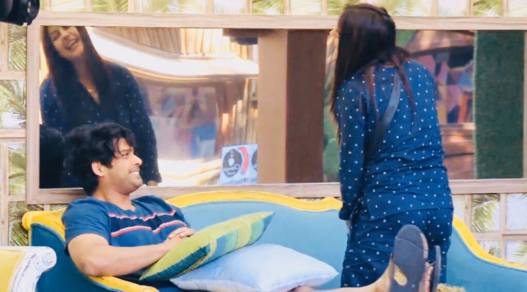 TripsIsLove's tweet photo. Sidharth Shukla: Yeah, yeah we're very good friends.
Also Sidharth Shukla: *gives Sana his most-worn t-shirt from BB to wear*

HUM KHOTTEY HAIN??! 😫 

#SidNaaz https://t.co/YK90h0NXhs