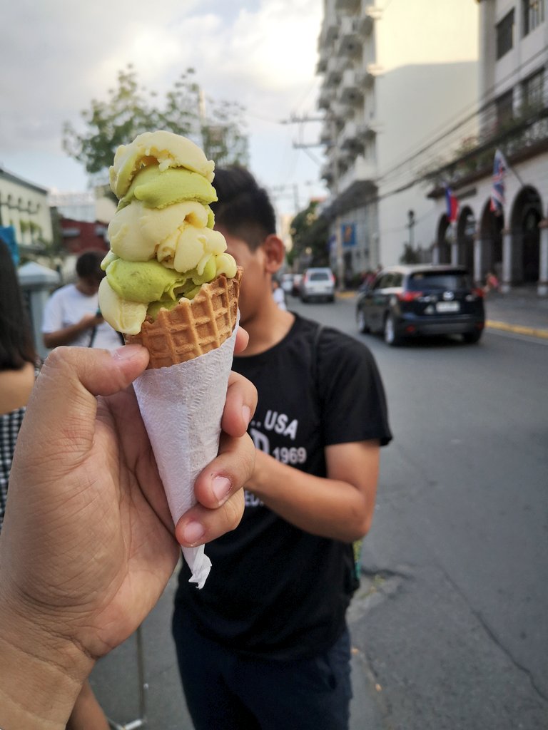 _YourMajesty08_'s tweet photo. Dirty ice cream - avocado and cheese with #baegets.. Haha #Sundate https://t.co/3SIGPPWQG4