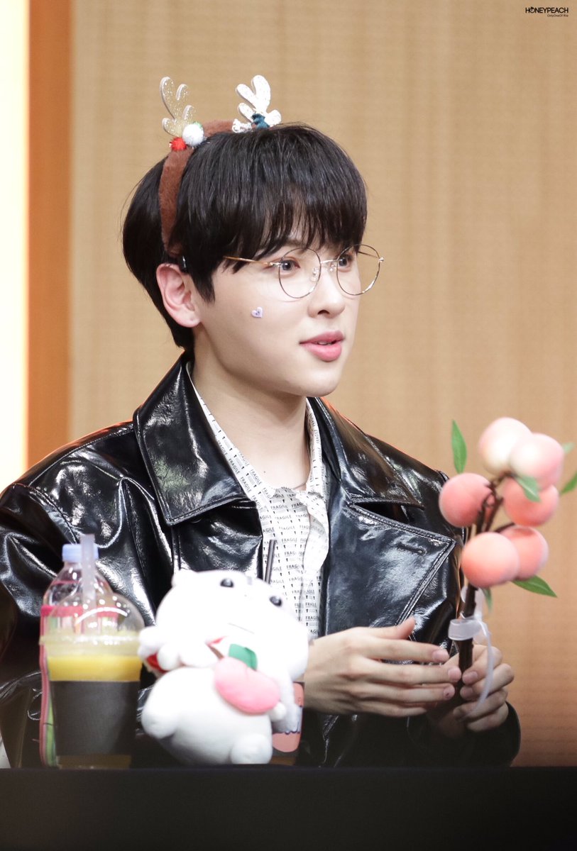HoneyPeach116's tweet photo. 191215 TCC 센터 팬싸

복숭아처럼 (▰˘◡˘▰) 

#온리원오브 #리에  #OnlyOneOf #Rie #이리에 #이성호 #스위티리에 
@OnlyOneOfmember https://t.co/uKiqxXAGkb