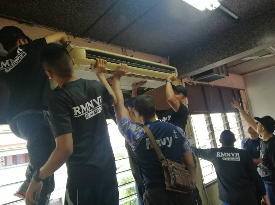 kdsrimedini's tweet photo. “Only a life lived for others is a life worthwhile.”-Albert Einstein
Selesai Program Jiwa Murni Siri 1/2020 pada 28 Feb 20 yg bertempat di SK Permas Jaya 1. Semoga jalinan kerjasama ini dpt dikekalkan & ditambah baik pada masa akan datang.
#rmnvr
#navypeople
@PsstldmOfficial https://t.co/6ond8qTUxY
