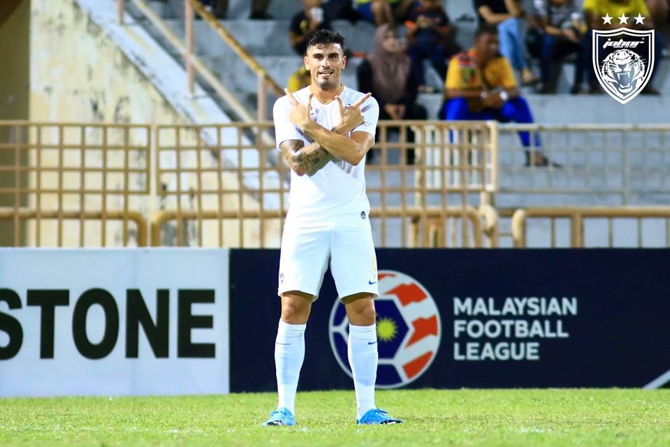 RuizElevenXI's tweet photo. R&amp;G EN #MALAYSIA🇲🇾

#LigaPremier2020🏆

•Buenísima victoria en la primera jornada de liga para el #JohorII🇲🇾 de #DavidAgustí🇪🇸 con el matador #9FernandoRodríguez🇪🇸 ‘90⏱ protagonista con dos goles ⚽️⚽️ en el 1-3 ante @PBNS1923🇲🇾.

⚽️🇪🇸🇪🇸👍🏽

#Matador_Rodríguez https://t.co/A7Xo5lWEYT