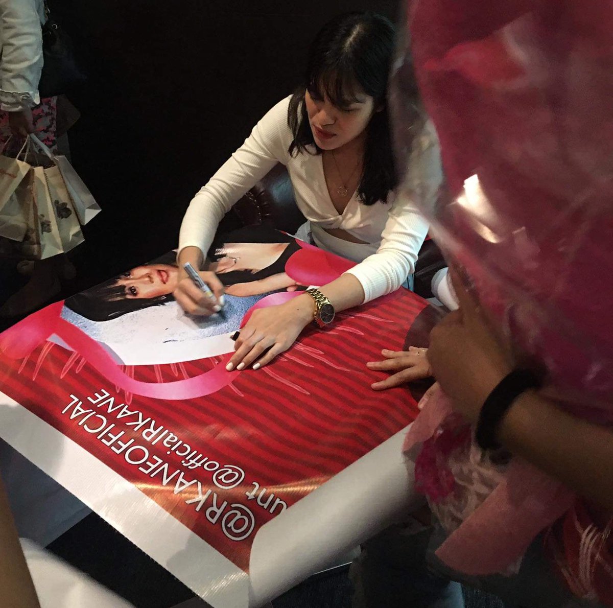 RKANEOFFICIAL's tweet photo. Thanks RKANE for signing our official tarpπ»ππ»super Happy ππ @itsJaneOineza @rkbagatsing #Rkane #UsAgain #UsAgainWeekend
#UsAgainBlockScreening πβ₯οΈπ€
#RkaneOfficial #TeamCrushie https://t.co/VtqOQS64mI