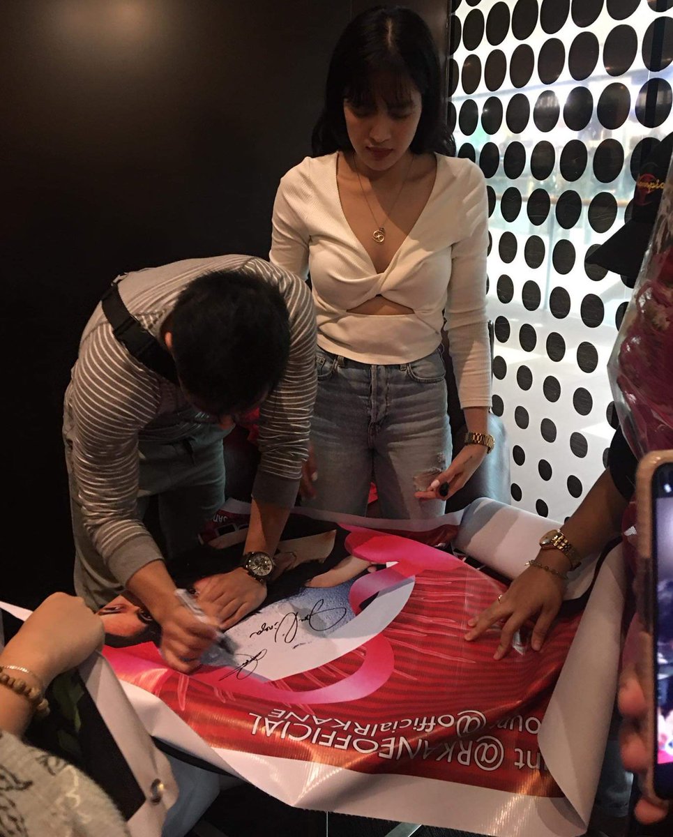RKANEOFFICIAL's tweet photo. Thanks RKANE for signing our official tarpπ»ππ»super Happy ππ @itsJaneOineza @rkbagatsing #Rkane #UsAgain #UsAgainWeekend
#UsAgainBlockScreening πβ₯οΈπ€
#RkaneOfficial #TeamCrushie https://t.co/VtqOQS64mI