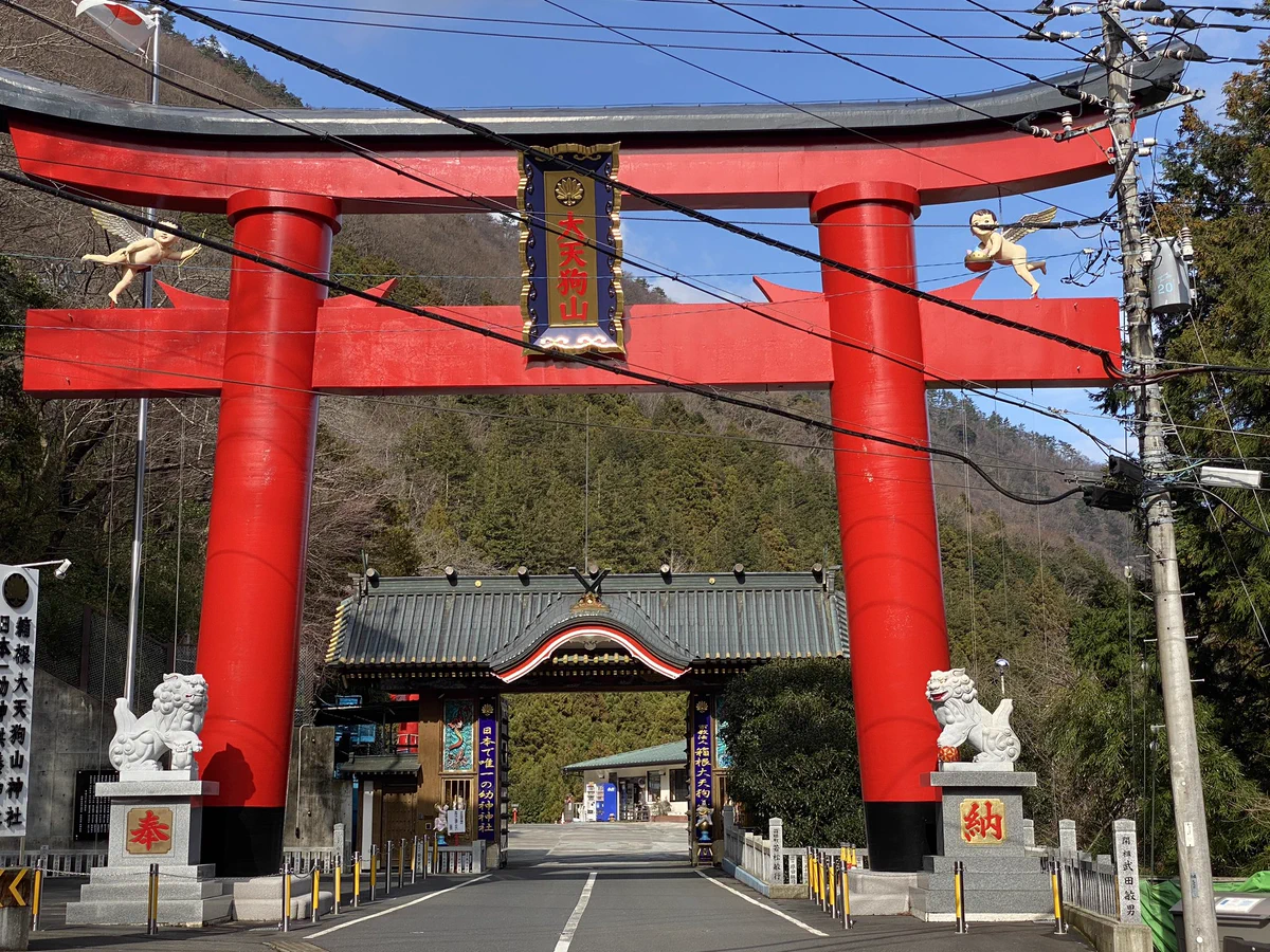 鳥居の上になぜか天使が…！天狗？？やっぱり天使！不思議な世界観の神社があった！