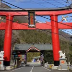 鳥居の上になぜか天使が…!天狗？？やっぱり天使!不思議な世界観の神社があった!