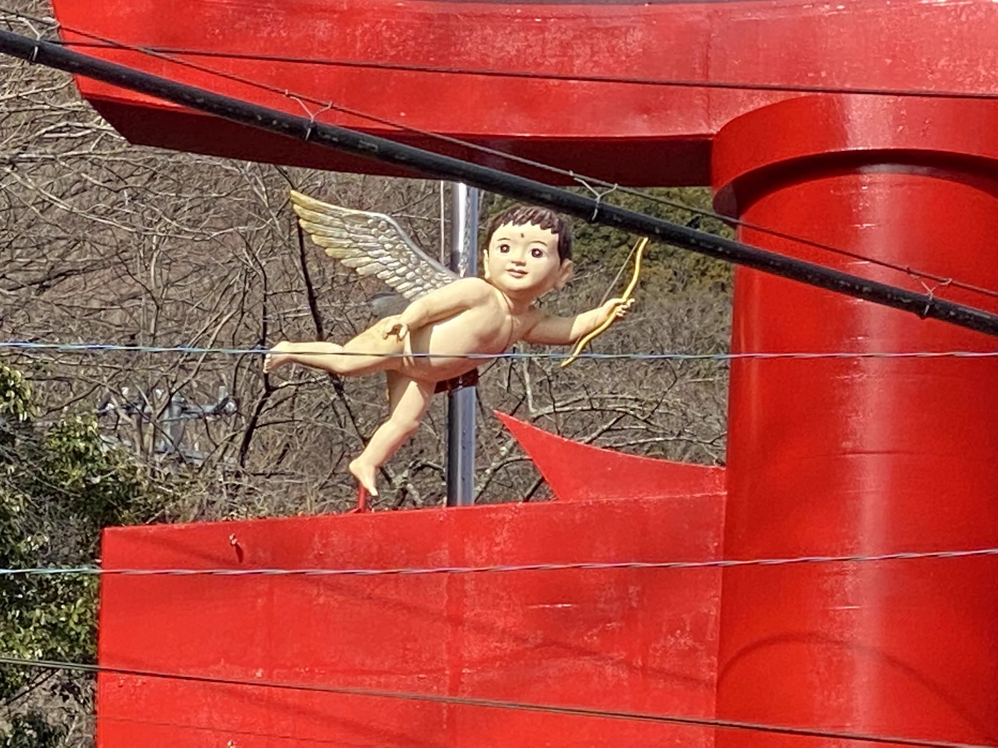 鳥居の上になぜか天使が…！天狗？？やっぱり天使！不思議な世界観の神社があった！