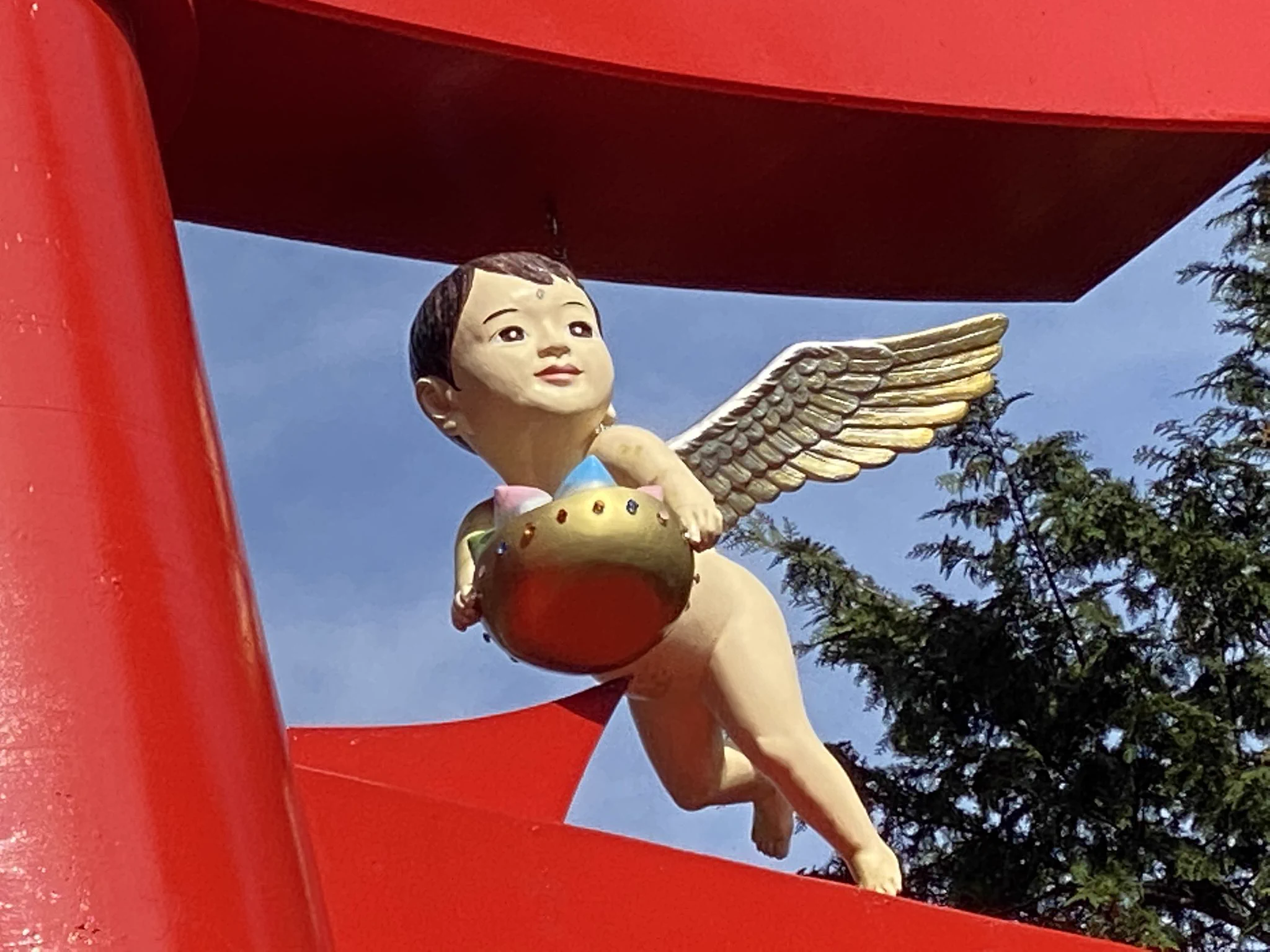 鳥居の上になぜか天使が…！天狗？？やっぱり天使！不思議な世界観の神社があった！