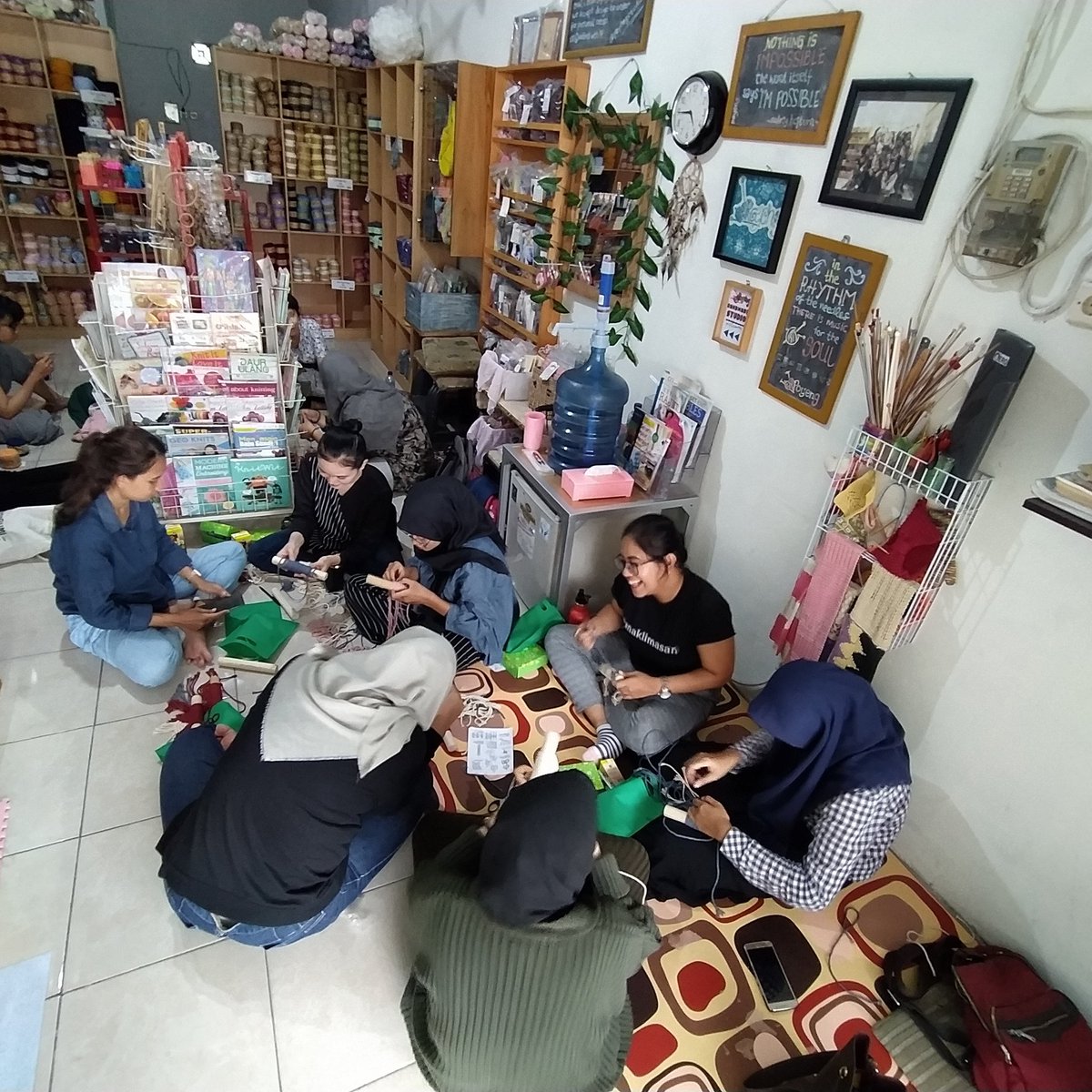 ajeng_poyeng's tweet photo. Kawan2, please kindly retweet my tweet below.🙏🏼

Saya &amp; teman2 mengelola toko benang rajut &amp; macrame = Poyeng sejak 2010 di Jogja. 
Jangan sungkan main, karena bisa belajar knitting gratis juga disini.

Mohon dukungan agar kami bisa tetap ada &amp; share ilmu utk wkt lebih lama.💪🏼💗 https://t.co/ffgSi5UcO2