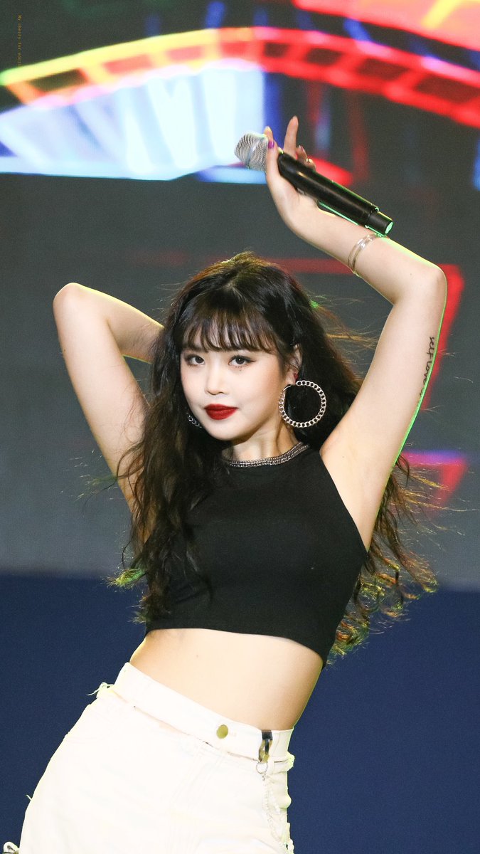 mycherry_ssj's tweet photo. 190925 천안 흥타령 

서수진은 매순간이 레전드야
 
#수진 #SOOJIN #여자아이들 #GIDLE #G_I_DLE https://t.co/O3vCLH0eiL